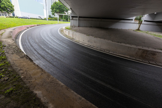 立交桥下的城市道路