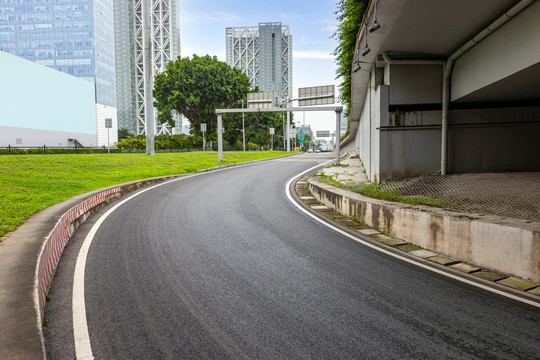 立交桥下的城市道路