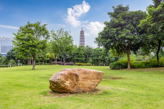 琶洲公园草地上的石头和宝塔