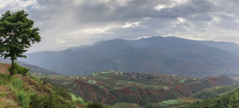 云南昆明东川红土地落霞沟风景