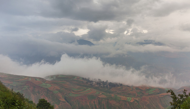 云南昆明东川红土地落霞沟风景