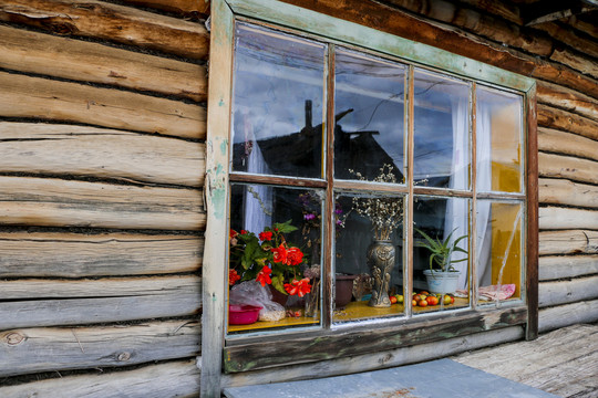 木屋的一扇窗户