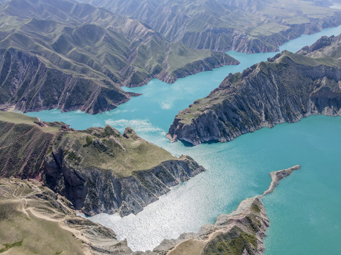 新疆高山湖泊航怕