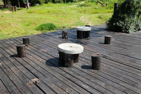 木凳石桌