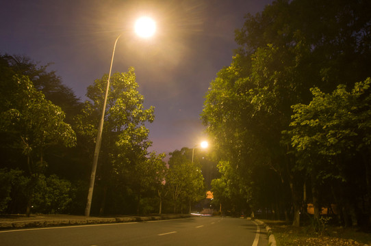 夜色灯光下的道路