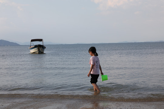 海边小姑娘