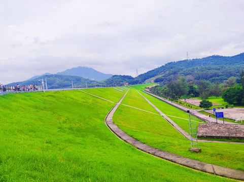 草坪堤坝