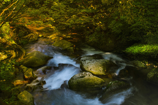 山涧溪流