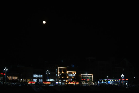 沐浴在月光下的海边小镇