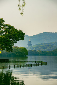 青山宝塔湖水