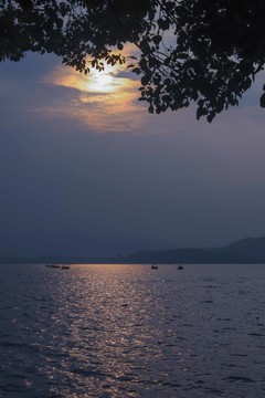 夕阳下闪着金光的湖水