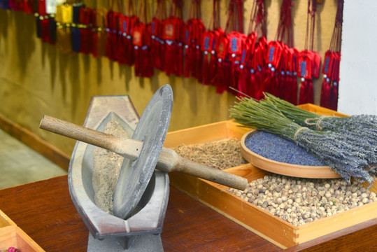 中国传统香料粉碎机铜碾槽