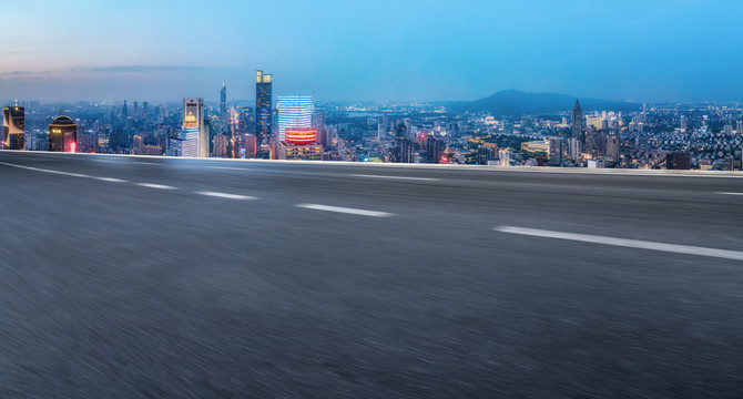 高速公路和城市夜景