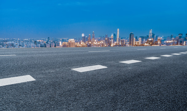 公路行车道和城市夜景