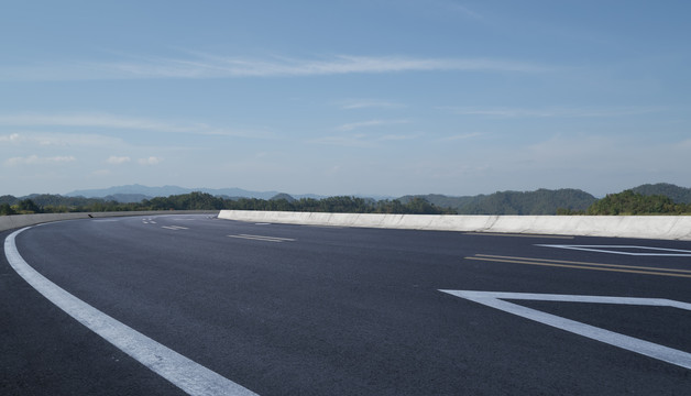 公路弯道和山峦背景