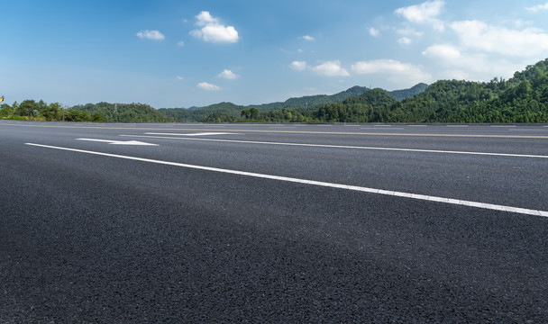 沥青公路和山峦背景