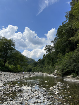 小溪河谷蓝天