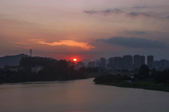 傍晚城镇河流风景