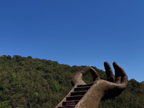 广东清远古龙峡通天神掌