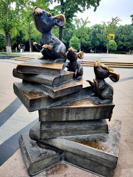 鼠读经史雕塑