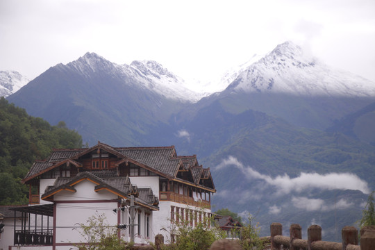 远处的雪山