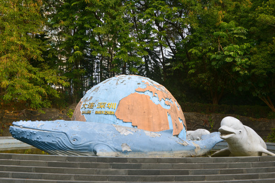 深圳园博园大连馆鲸和地球雕塑