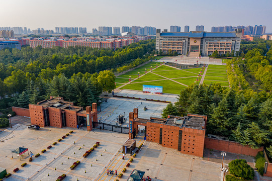 航拍郑州大学主校区南校门外景