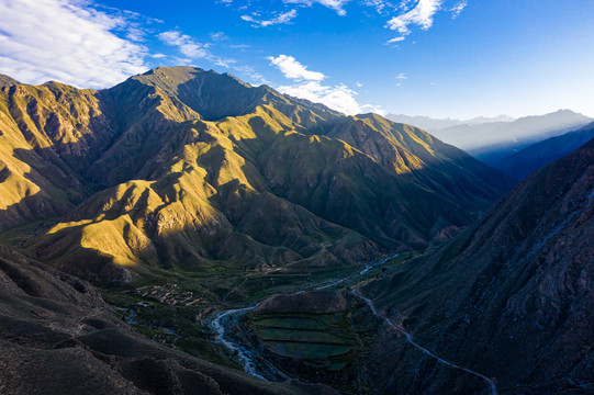 傍晚山沟牧场