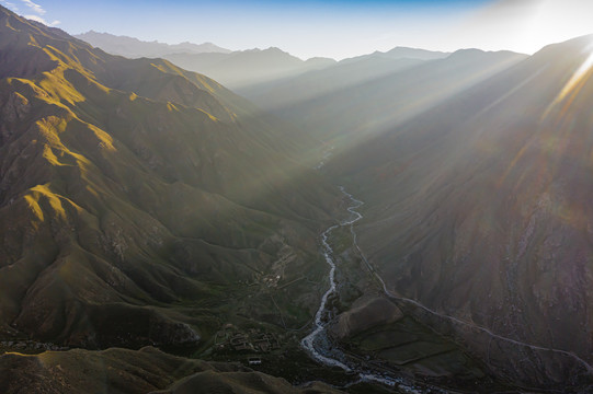 深山幽谷河道牧场