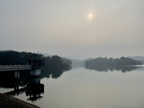 墨染江南雾锁湖面