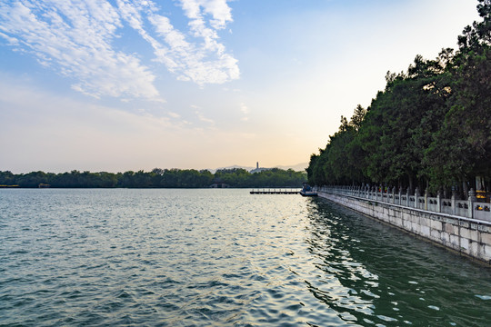 北京皇家园林颐和园昆明湖风光