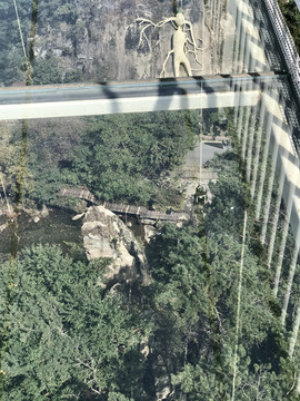 玻璃桥下的风景