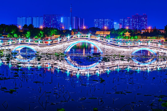 大明湖九曲桥夜景