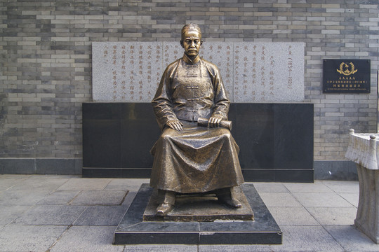 严复塑像