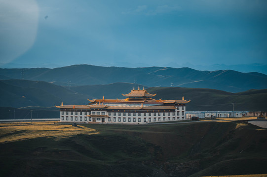 雪山高原上的寺庙
