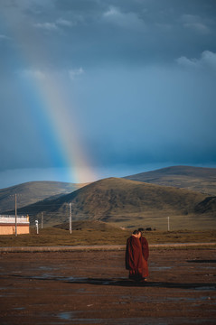 彩虹下的僧人