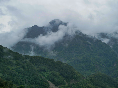 云雾袅绕山景