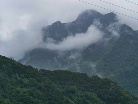 云雾袅绕山景