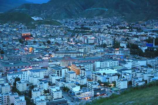 青海玉树当代山俯瞰夜景