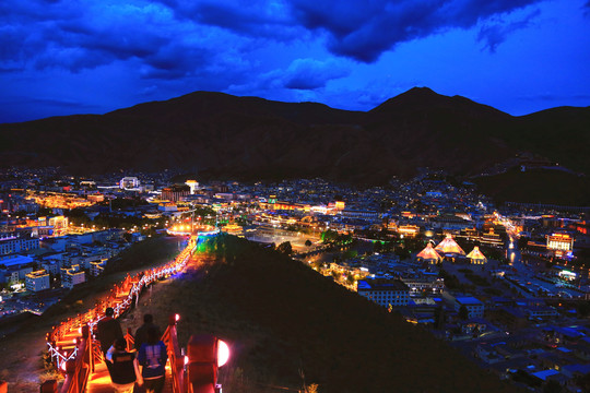 青海玉树当代山俯瞰市区夜景