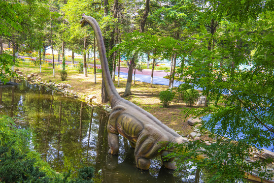 晚侏罗世恐龙马门溪龙腊雕像