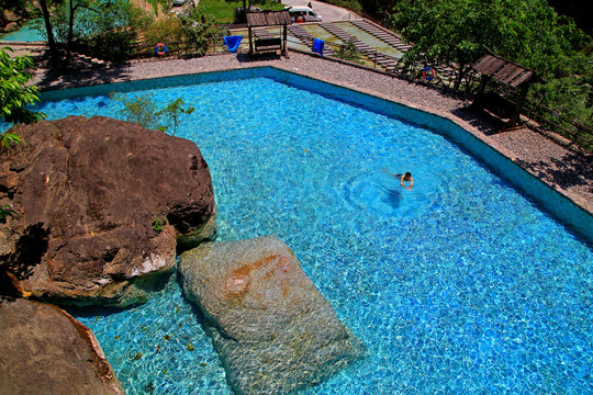 山崖温泉游泳池