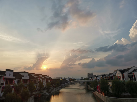 夕阳下的江南古镇