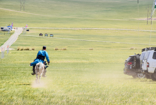 内蒙古草原骑马的蒙古人