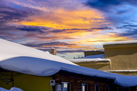 冬天雪屋森林雪地积雪夕阳雪景