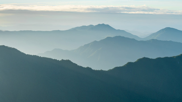 括苍山群峰在晨雾中