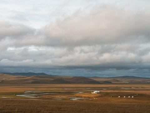 秋季草原河流蒙古包