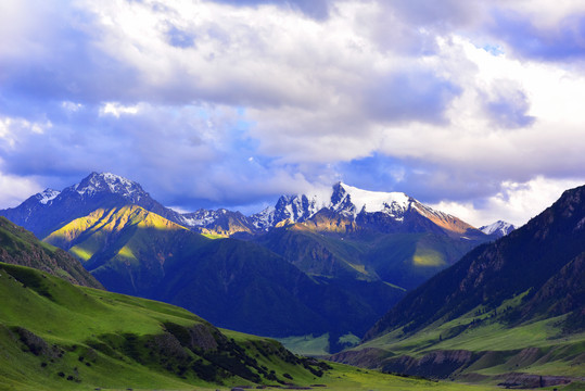 新疆伊犁山峰