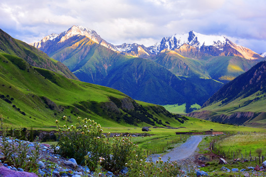 新疆伊犁雪山峡谷