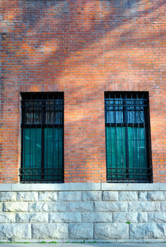 红砖老建筑门窗